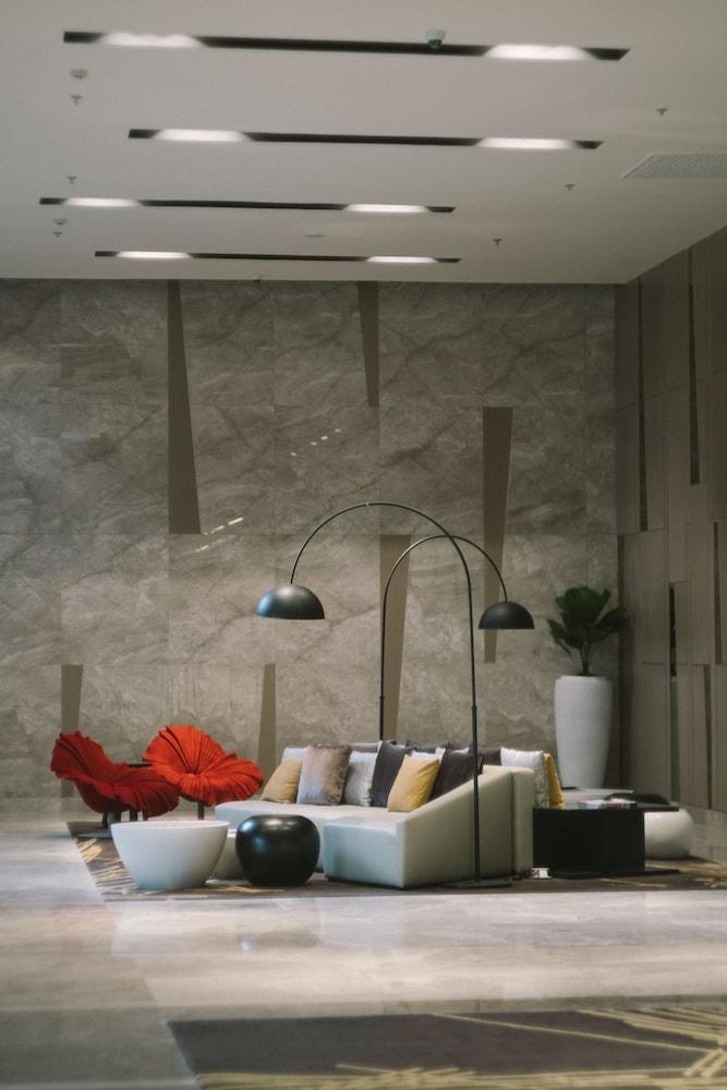 Seda Vertis North Quezon City Zewnętrze zdjęcie A three-armed floor lamp