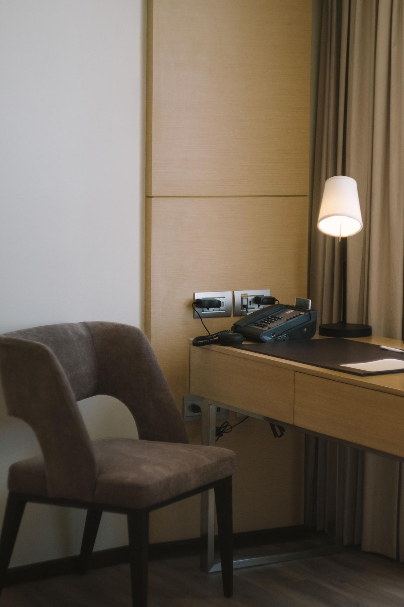 Seda Vertis North Quezon City Zewnętrze zdjęcie A hotel room telephone