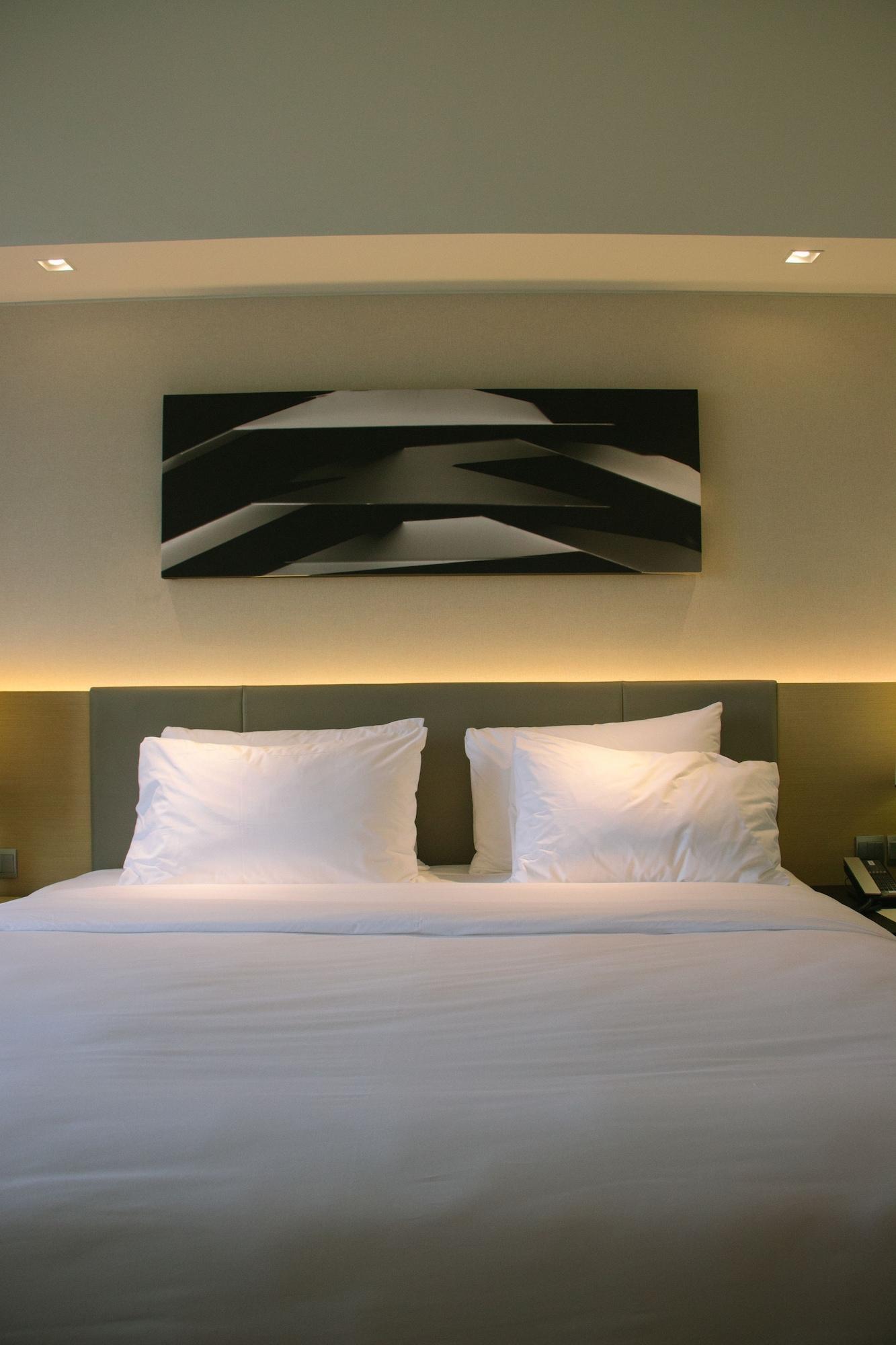 Seda Vertis North Quezon City Zewnętrze zdjęcie A bed with two pillows