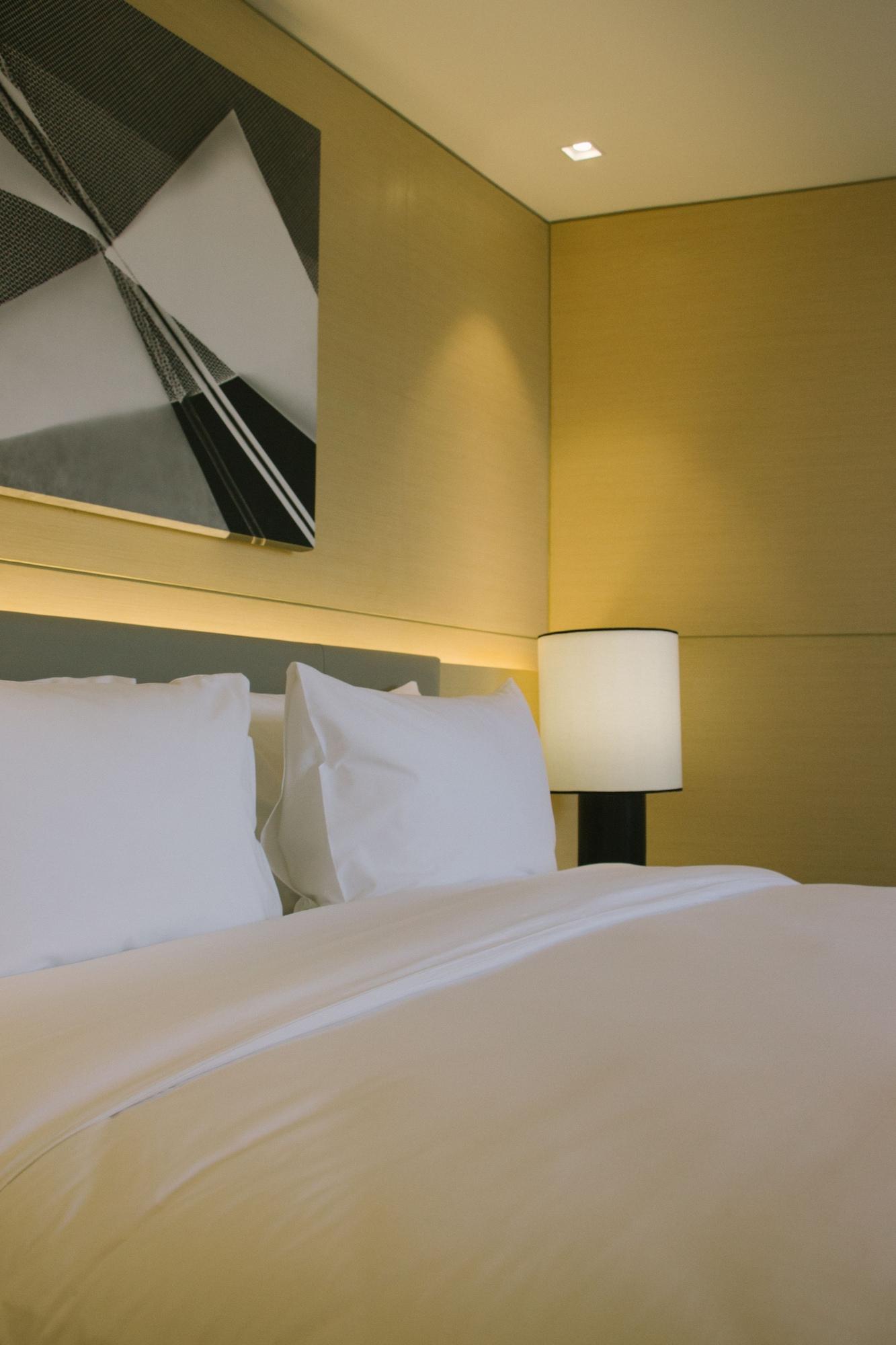 Seda Vertis North Quezon City Zewnętrze zdjęcie A bed with two pillows