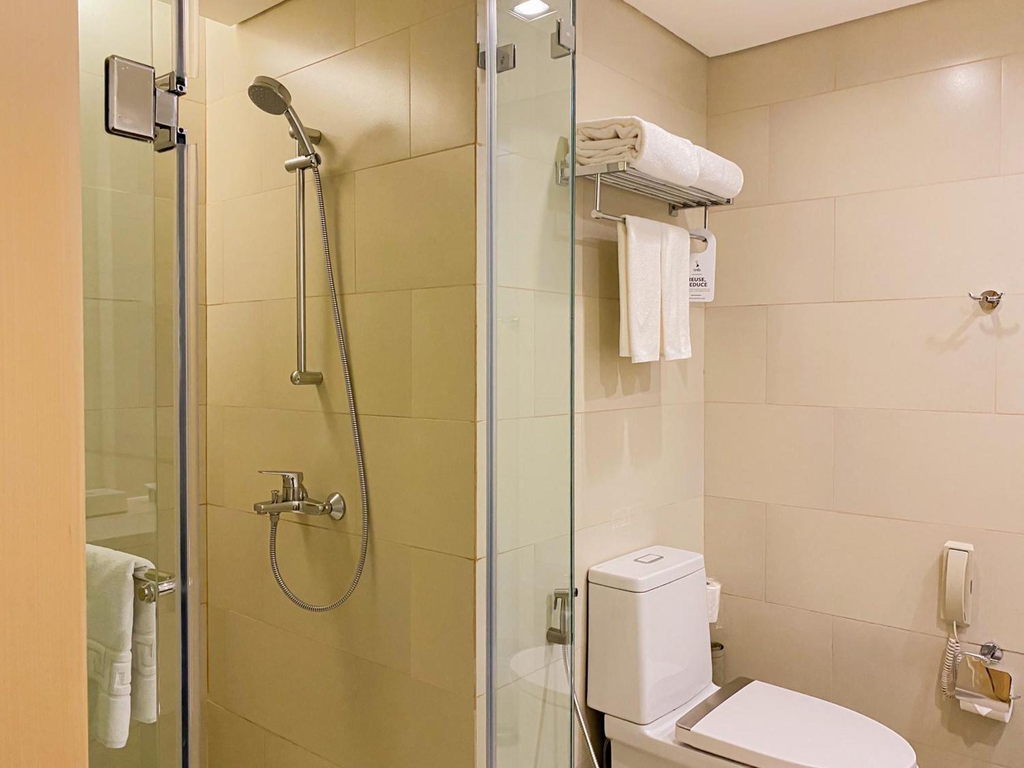 Seda Vertis North Quezon City Zewnętrze zdjęcie A shower cubicle with a sliding door