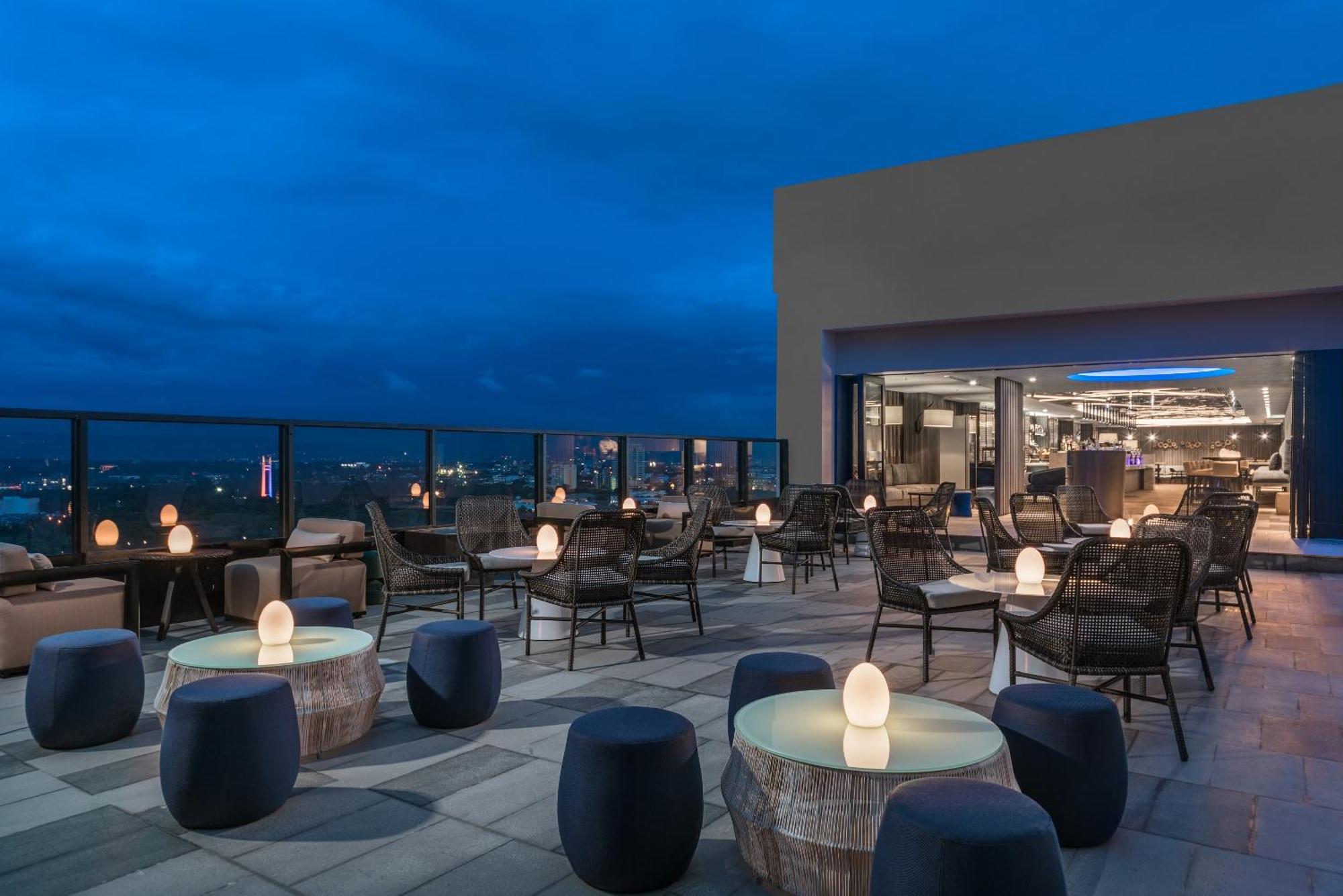 Seda Vertis North Quezon City Zewnętrze zdjęcie The rooftop bar